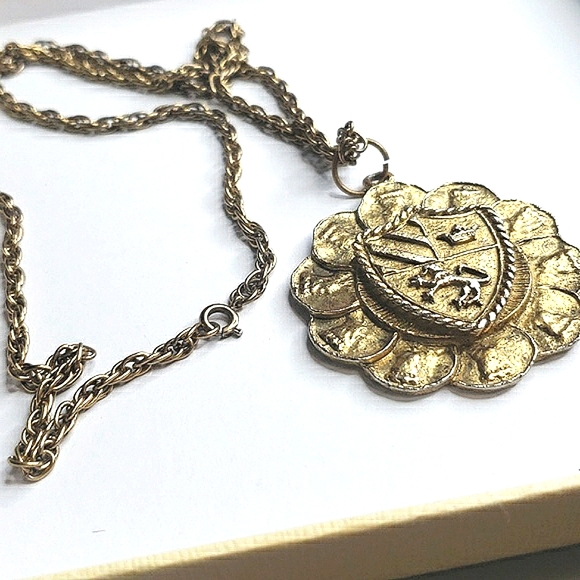 Rare LION CREST SHEILD VINTAGE NECKLACE Antique gold JEWELRY - Picture 2 of 5